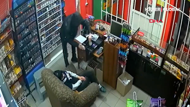 Satıcının yuxuya getməsindən istifadə edib kassanı qarət etdi - VİDEO