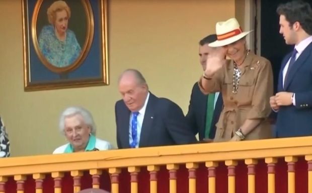 В Испании разгорелся скандал из-за вакцинации сестер короля