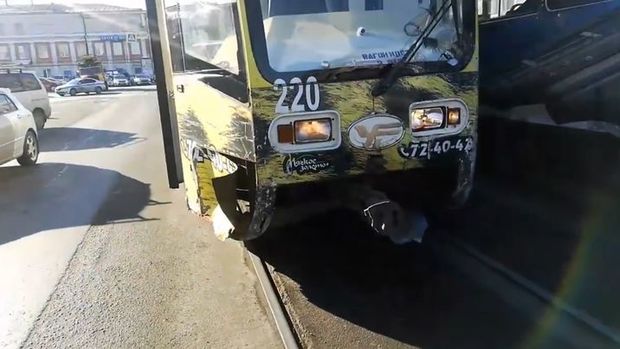 В Иркутске трамвай протаранил девять автомобилей - ВИДЕО