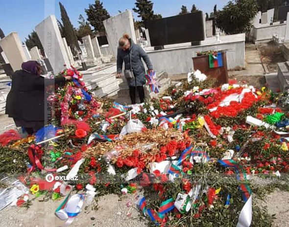 Gəncədə şəhidlərə hörmətsizlik: Bayraqlar zibil qutularına atıldı - VİDEO