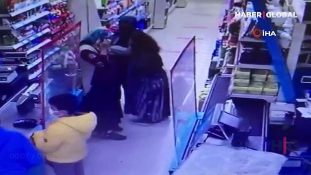 Türkiyədə oğurluqda ittiham edilən qadın günahsızlığını sübut etmək üçün soyundu – VİDEO