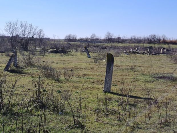 Füzuli rayonunda daşı daş üstə qalmayan məzarlıq - FOTO