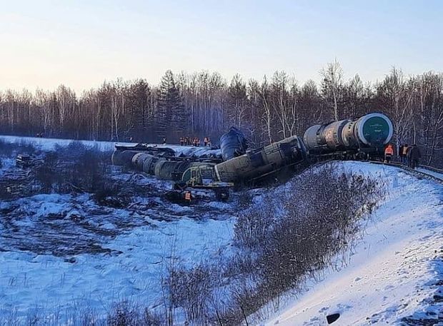 Rusiyada ekoloji fəlakət: Qəzada 10 neft çəni relsdən aşıb dağıldı - VİDEO