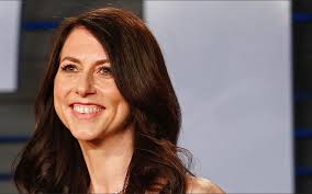 Dünyanın ən varlı qadını orta məktəb müəlliminə ərə getdi