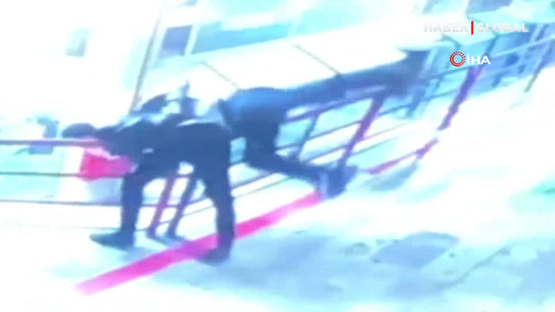 Türkiyədə müştəri mağaza sahibini 12-ci mərtəbədən aşağı atdı - VİDEO