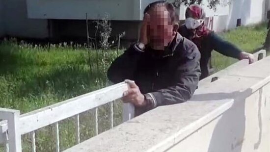 65 yaşlı kişi marketdə qadına və 5 yaşlı oğluna qarşı ƏXLAQSIZ HƏRƏKƏT ETDİ- VİDEO