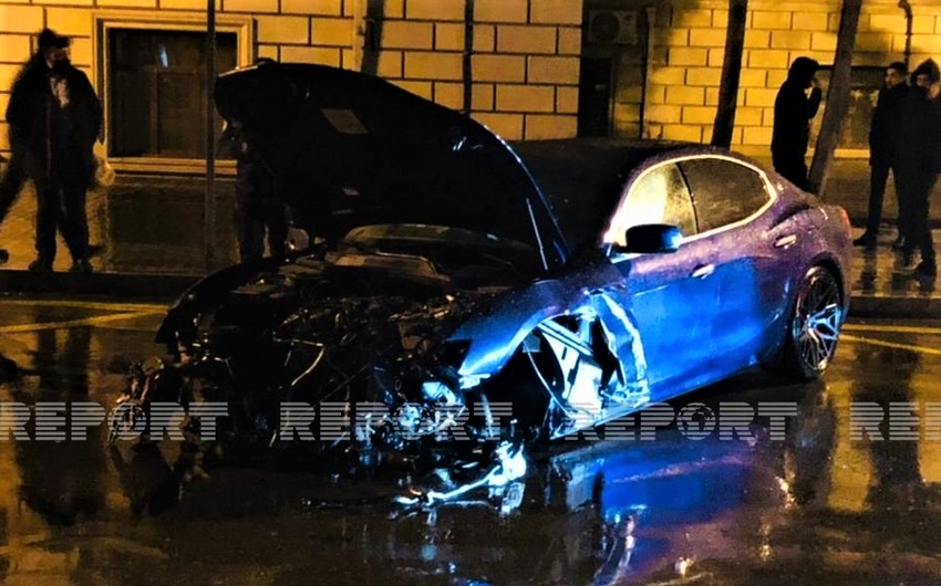 Bakıda bahalı avtomobil qəzaya düşdü - FOTO