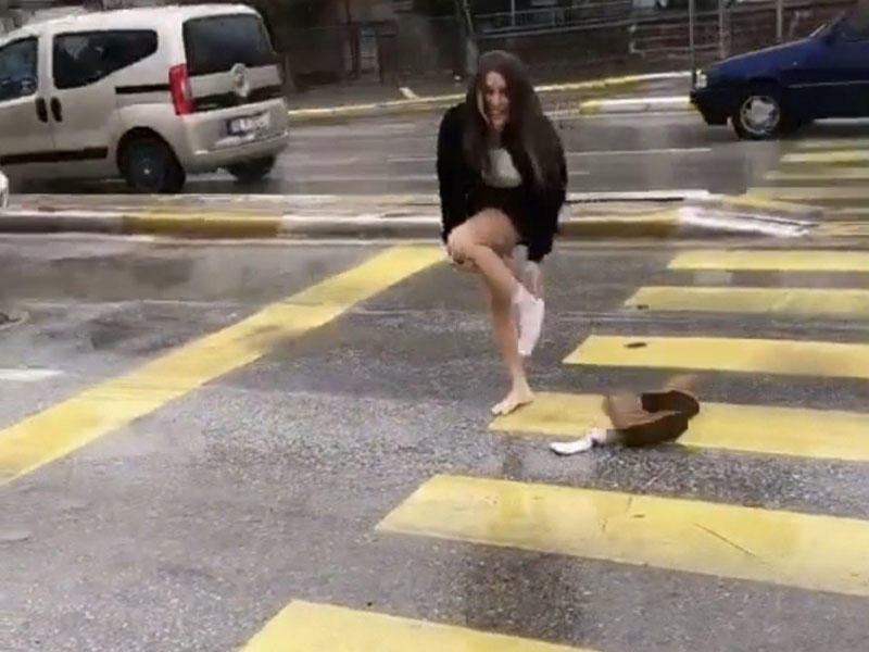 Qırmızı işıqda soyunub əcaib hərəkətlər edən qız ələ salındı - VİDEO