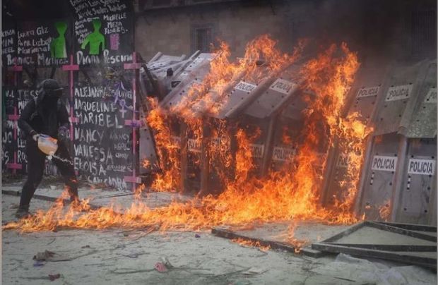 В Мексике более 80 человек пострадали во время акции феминисток против насилия