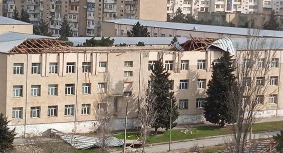 В двух школах Баку, у которых сильный ветер сорвал крыши, проводятся ремонтные работы