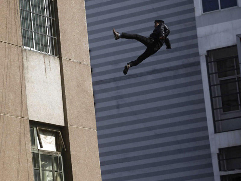 8 martda özünü 6-cı mərtəbədən atdı - Bakıda intihar