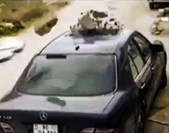 Azərbaycanda avtomobilinin üzərinə daş parçaları düşən sürücünün bəxti gətirdi - VİDEO