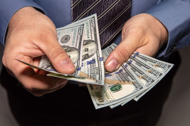 В Азербайджане снизился спрос банков на доллары