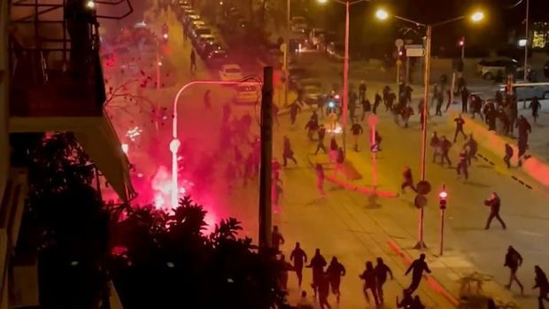 Дымовые шашки, бутылки и слезоточивый газ: в Афинах прошли массовые беспорядки - ВИДЕО