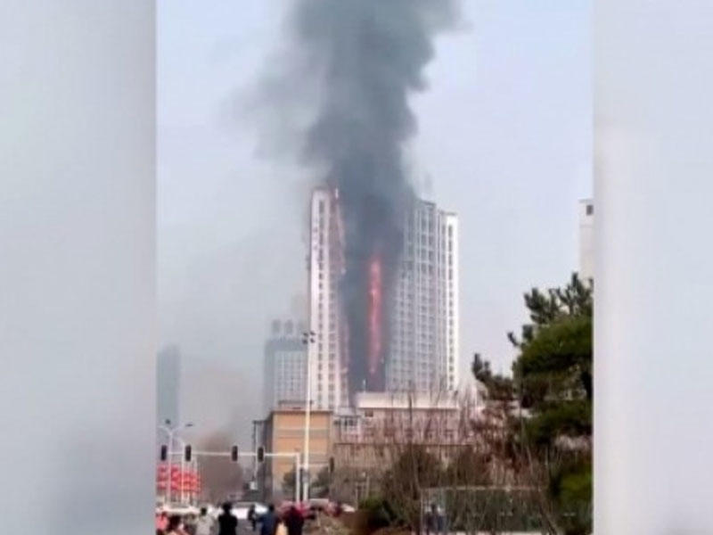 Çində 26 mərtəbəli bina yandı