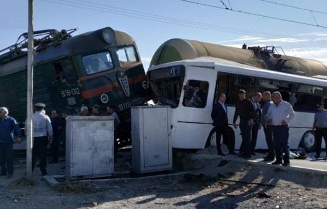 Sumqayıtda qatar avtobusla toqquşdu: Bələdçinin başı bədənindən ayrıldı - FOTO/VİDEO