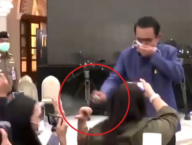 Baş nazir jurnalistlərin üzünə antiseptik maddə sıxdı - VİDEO