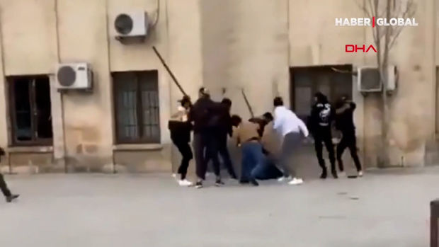 15 nəfər dəyənək və zopa ilə bir kişini amansızcasına döydü - VİDEO
