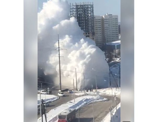 Rusiyada isti su borusunun partlaması nəticəsində şəhər mərkəzində təhlükəli vəziyyət yaranıb - VİDEO