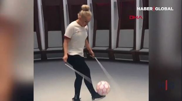 Xanım aparıcının topla hərəkətləri “Ginnesin Rekordlar Kitabı”na düşdü – VİDEO