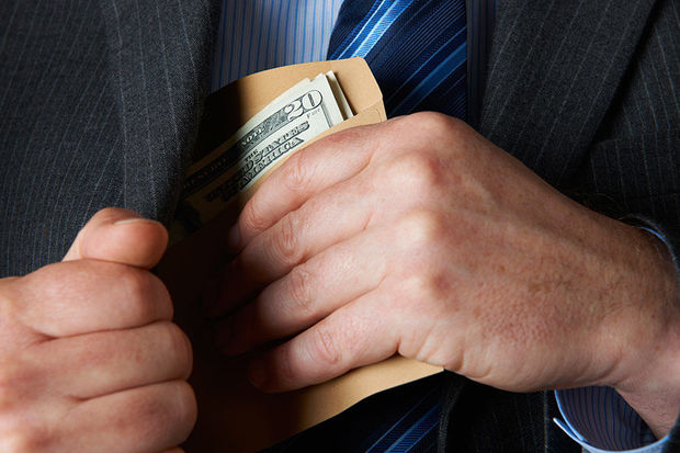 В Баку политолога обвиняют в даче взятки - ФОТО