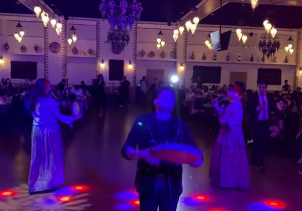 Сархан Керемоглу продолжает вести свадьбы - ВИДЕО