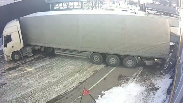 Mühafizəçi öz həmkarını faciəvi ölümdən xilas etdi - VİDEO