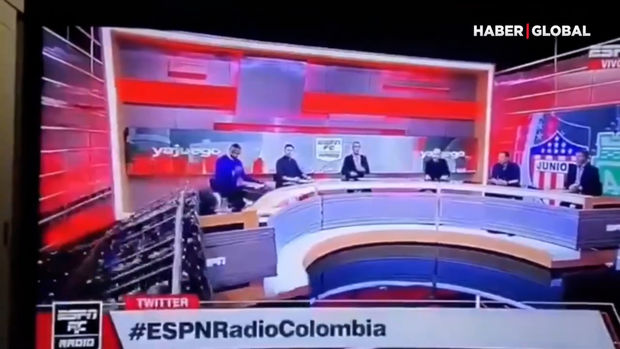 Canlı yayımda dekor jurnalistin üstünə düşdü - VİDEO