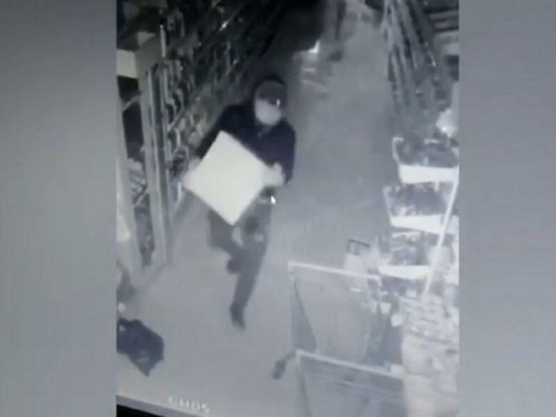 Bakıda marketdən seyfi belə oğurladılar- VİDEO