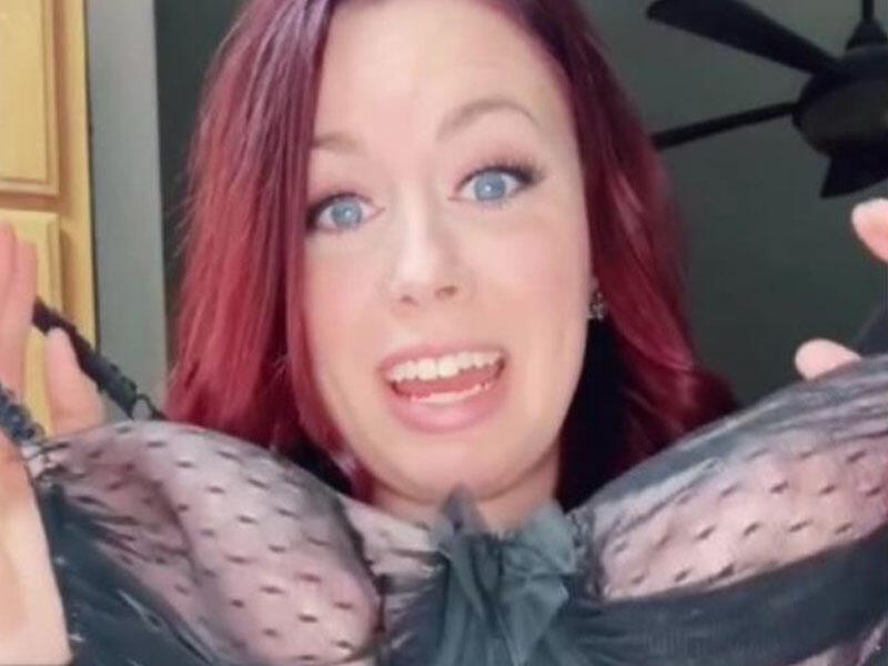 Ərinə sürpriz etmək istəyən gəlin qayınatasına biabır oldu - VİDEO - FOTOlar