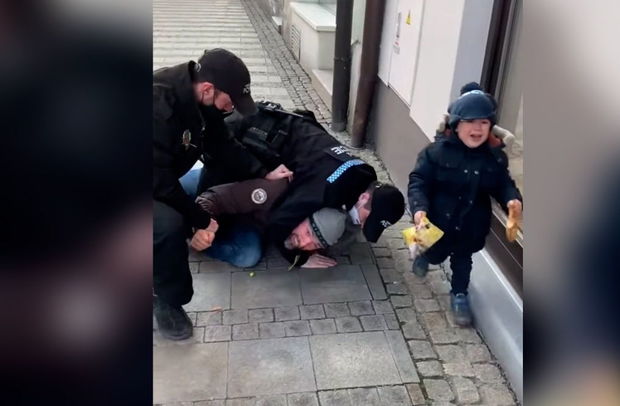 Maska taxmadığına görə polislər kişini üç yaşlı uşağının gözü qarşısında qandalladılar - VİDEO