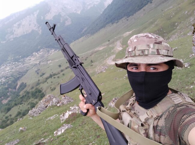 Son nəfəsində üzərindəki bayrağı ÖPƏN XTQ-nin