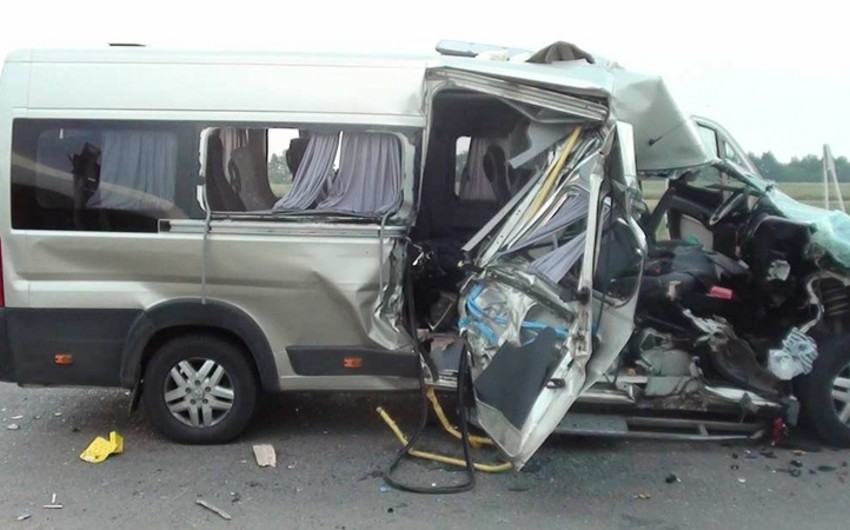 Biləsuvarda mikroavtobus qəzaya uğrayıb, ölən və yaralananlar var - YENİLƏNİB