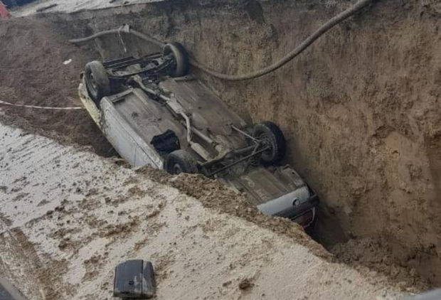 Bakıda maşın xəndəyə aşdı: Ölən var