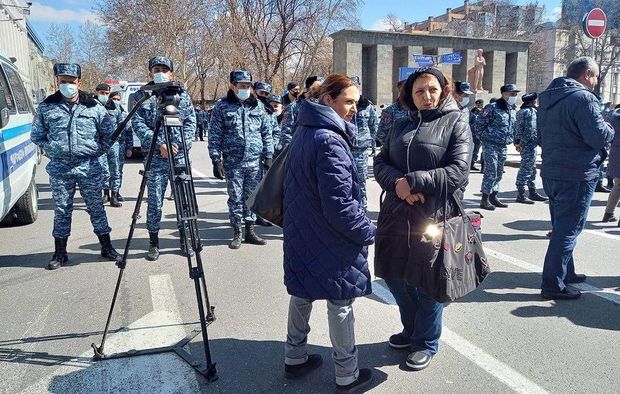 Ermənistanda etirazçılar istefa tələbi ilə nazirliyin qarşısına toplaşdılar