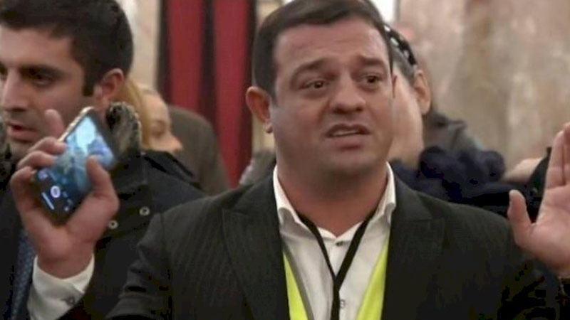 Reketlik edən Ata Abdullayev məhkəmədə diz çökərək yalvardı - Detallar müəyyənləşdi