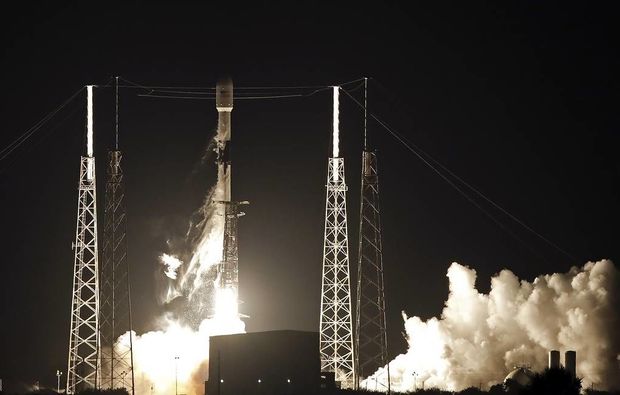 “SpaceX” orbitə bir raketlə 60 peyk göndərdi