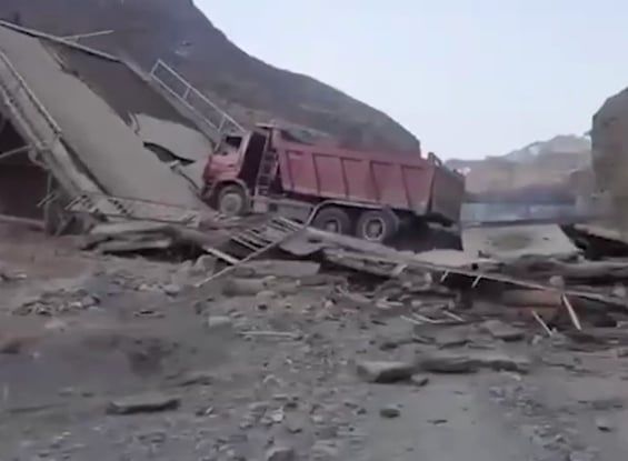 Dağıstanda körpü aşdı: Yaşayış məntəqələri ilə əlaqə kəsildi - VİDEO