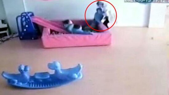 Bağçada 5 yaşlı uşaq müəllimi tərəfindən DÖYÜLDÜ - VİDEO