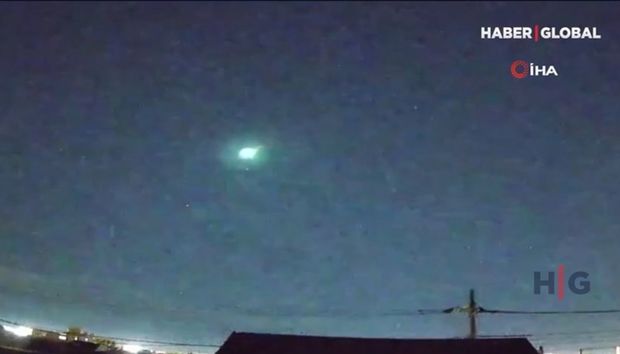 Gecə səmanı işıqlandıran meteorit görünüşü ilə heyrətləndirdi - VİDEO