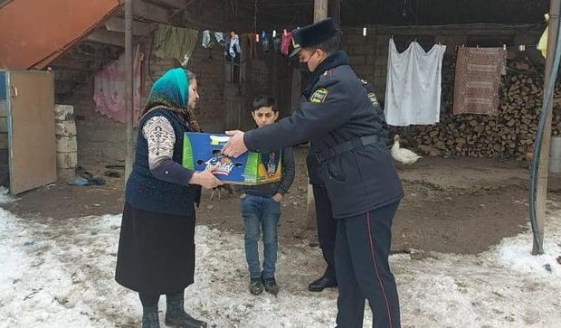 Xocalı polisi şəhid ailələrinə bayram sovqatı paylayıb - FOTO