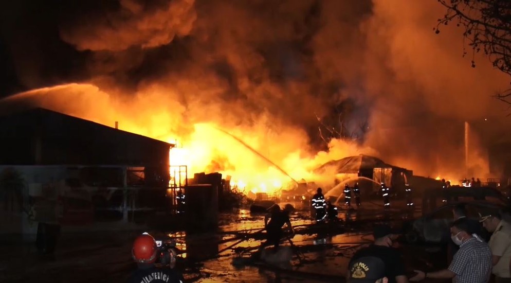 Bakıda DƏHŞƏT: Çox sayda ev YANARAQ KÜL OLDU - VİDEO