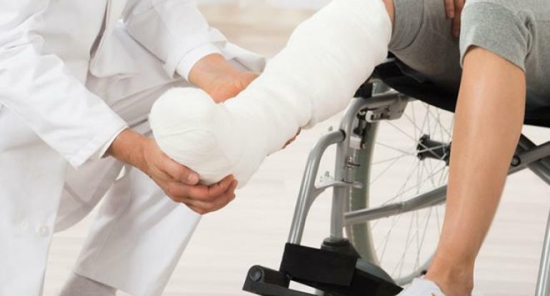 Ayağı qırıldığı üçün xəstəxanaya gedən qadın əslində kişi olduğunu öyrəndi - FOTO