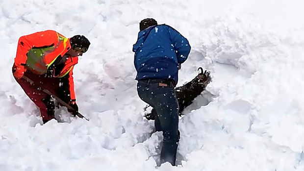 Qar uçqunu turistləri özü ilə sürüdü - ANBAAN VİDEO