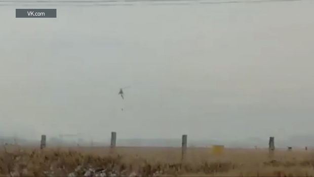 Paraşütçü vertolyotun quyruğundan asılı vəziyyətdə qaldı - VİDEO