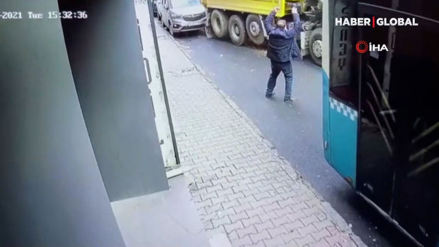 Nasazlıq nəticəsində yolda qalan yük maşını gözlənilmədən işə düşdü - VİDEO