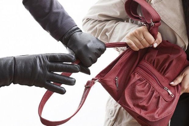 В Баку задержали подозреваемого в краже женской сумки