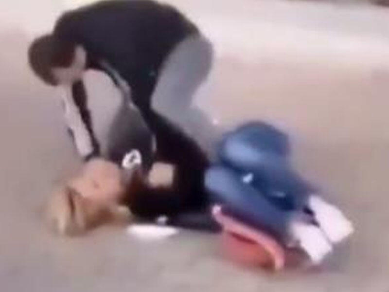 Küçədə qadının döyülmə anı kameraya düşdü - VİDEO - FOTO