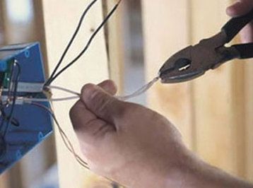 Evinin damına çıxan Daşkəsən sakinini tok vurdu-vəziyyəti ağırdır