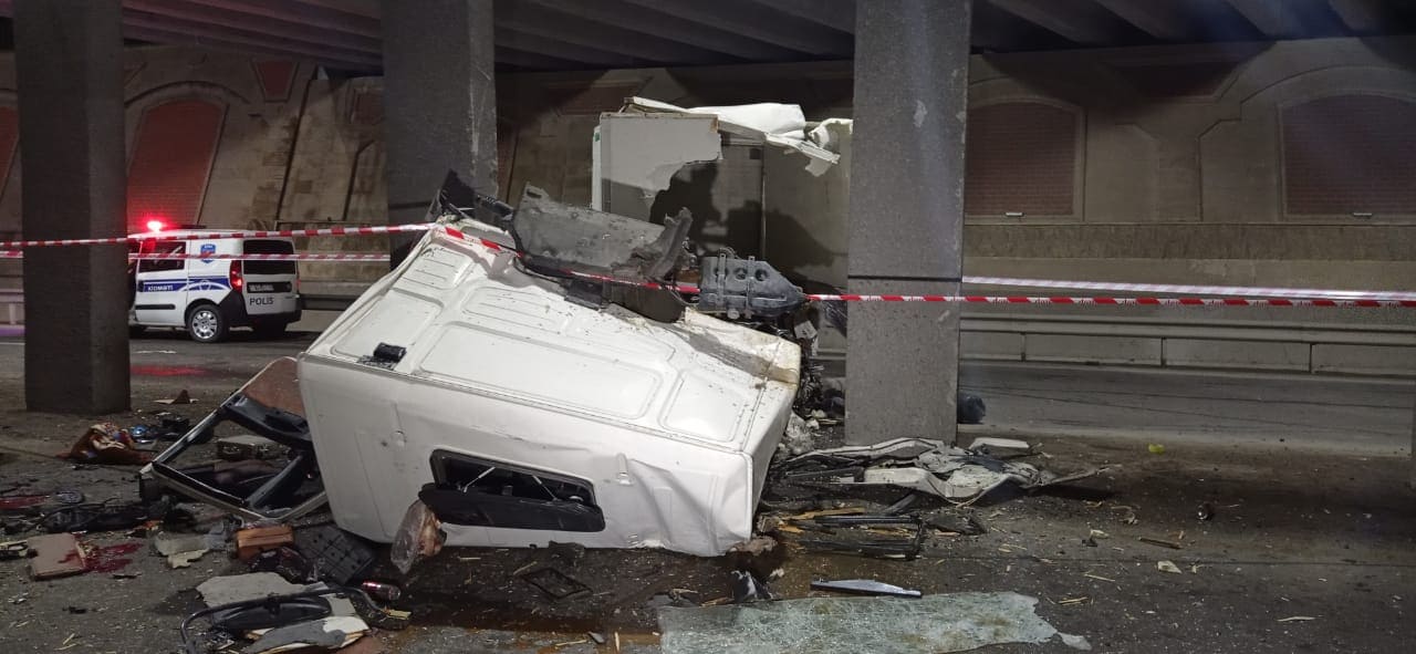 Gəncədə ağır qəzada xəsarət alanlardan biri dünyasını dəyişdi,digərinin ayaqları amputasiya edildi